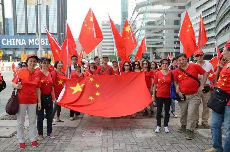 试衣服被嘲讽,店员遭公司“打脸”,这样的服务态度怎能留住顾客